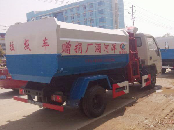 福田小(xiǎo)卡3噸自裝(zhuāng)卸式垃圾車(chē)