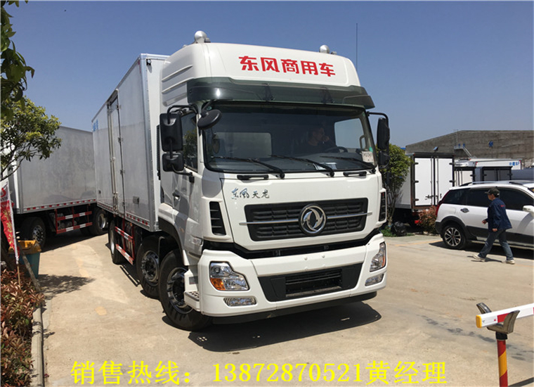 東風天龍小(xiǎo)三軸冷藏車(chē)